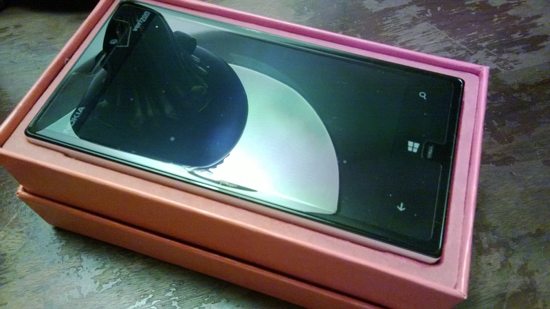 Nokia Lumia 928 unboxing shots