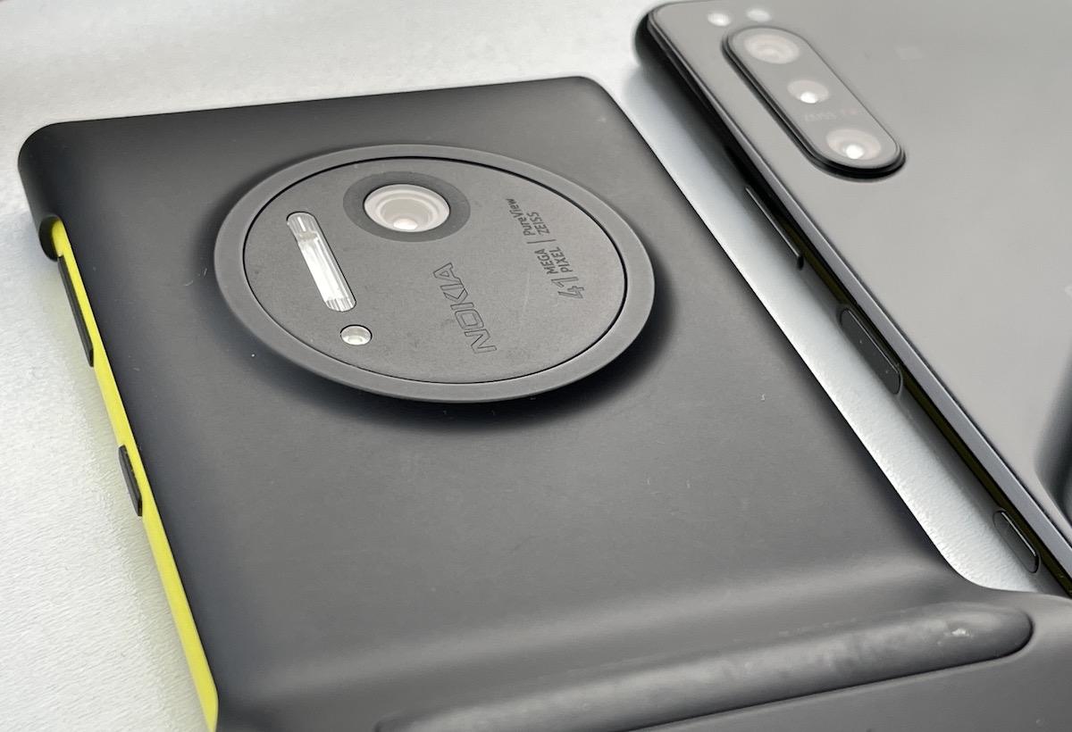 Lumia 1020 in Grip case and Xperia 5 ii