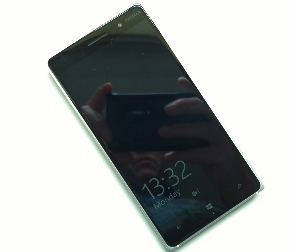 Lumia 830 on Windows 10 Mobile with Glance