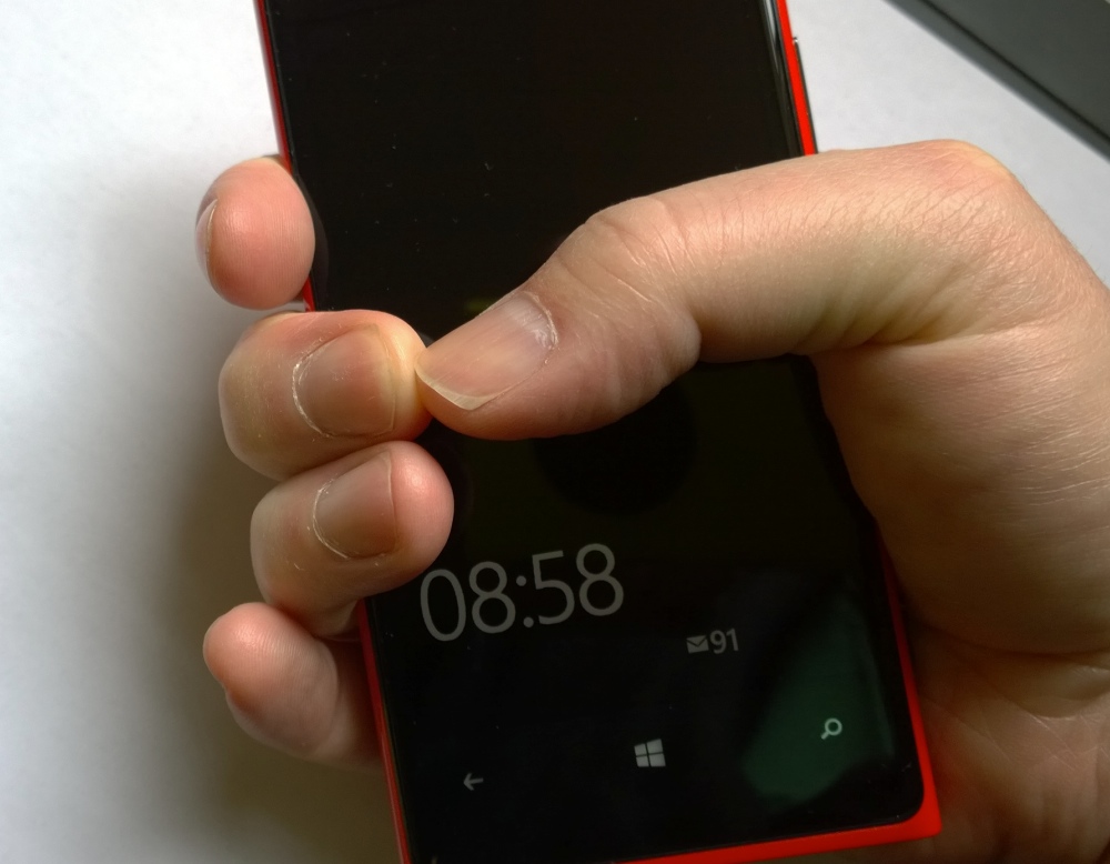 Lumia 920 'in hand', fingers and thumb touching