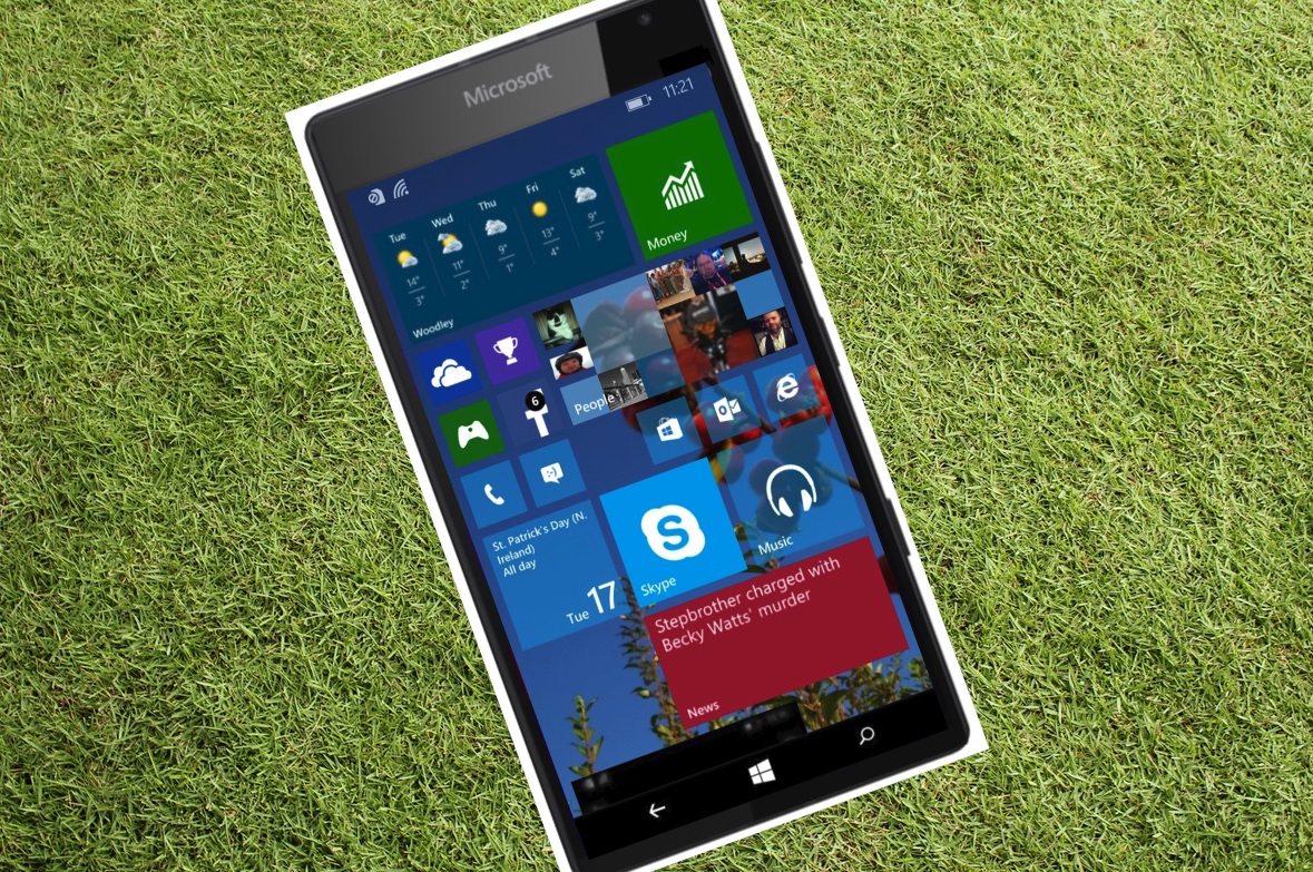 Lumia 940 on grass