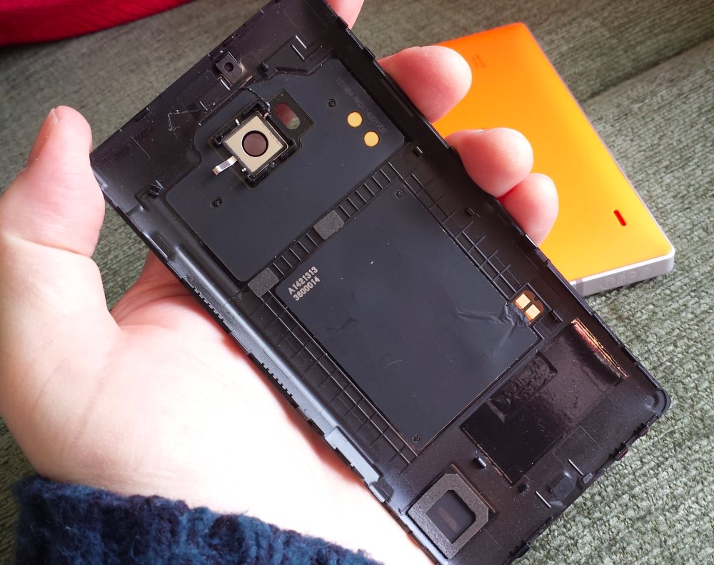 Black cover for Lumia 930 installation