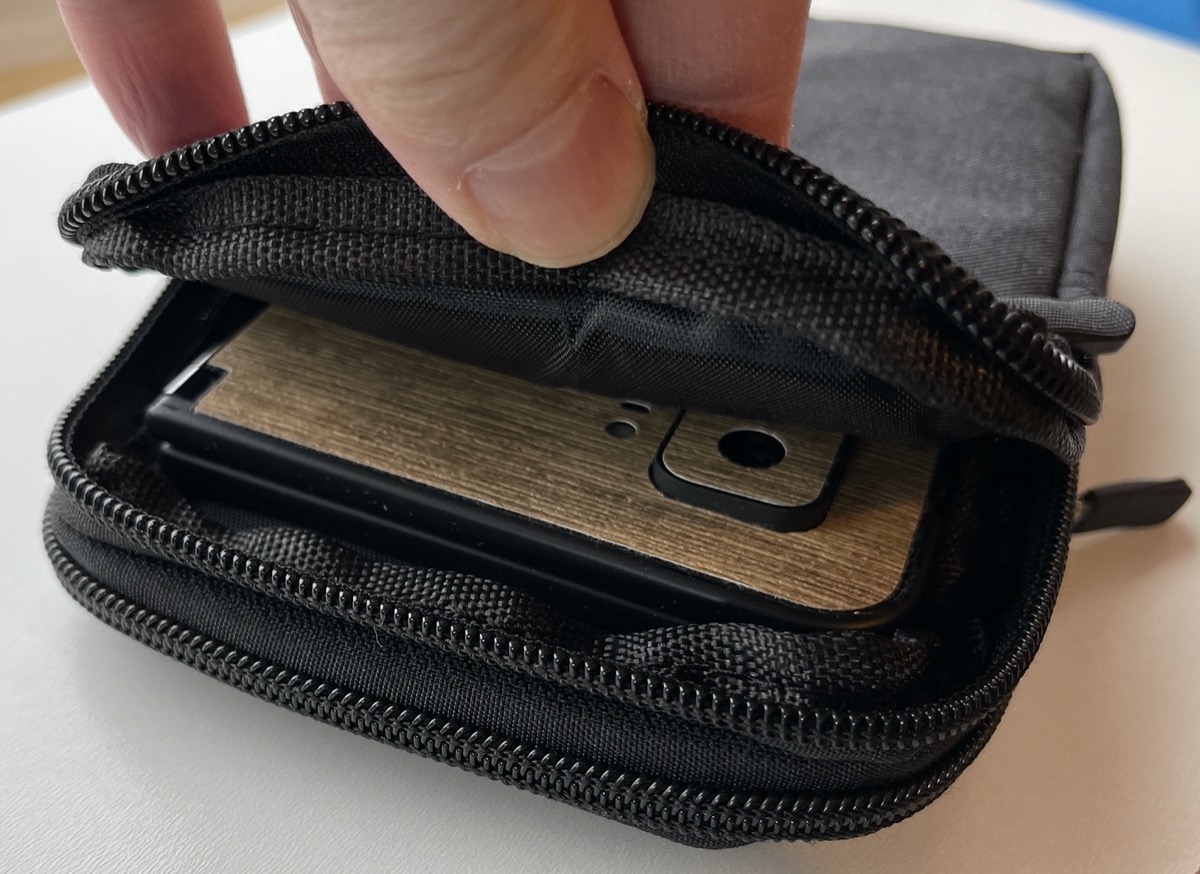 Tiny belt outlet pouch