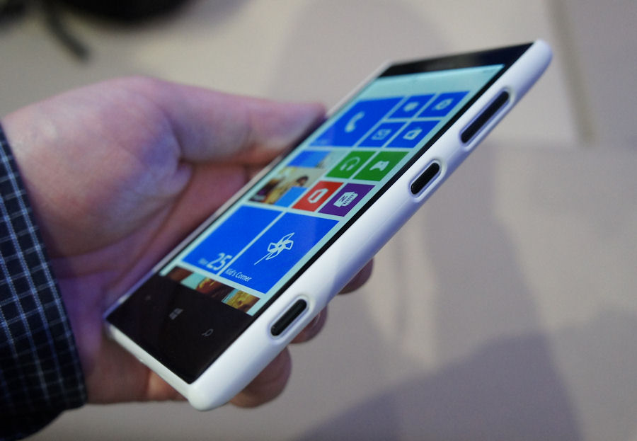 The Lumia 720 in the new wireless charging shell