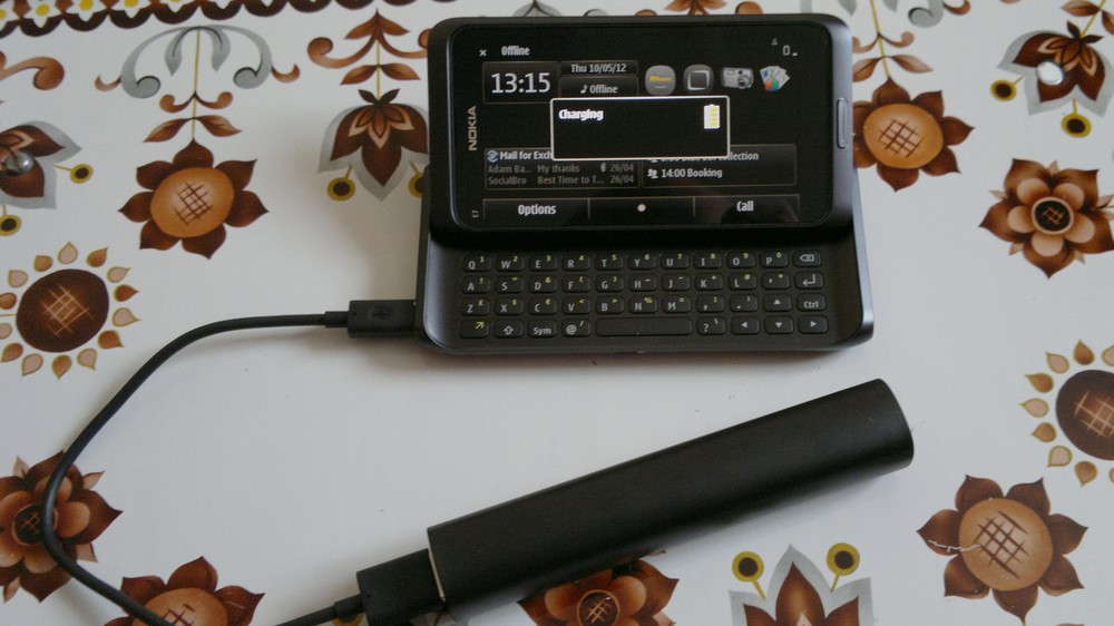 Charging a Nokia E7-00