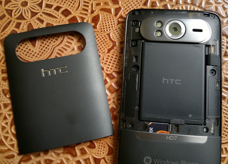 HTC HD7 battery bay