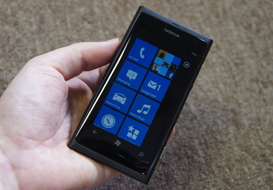 Nokia Lumia 800 - Part 1 - Hardware review - All About Windows Phone