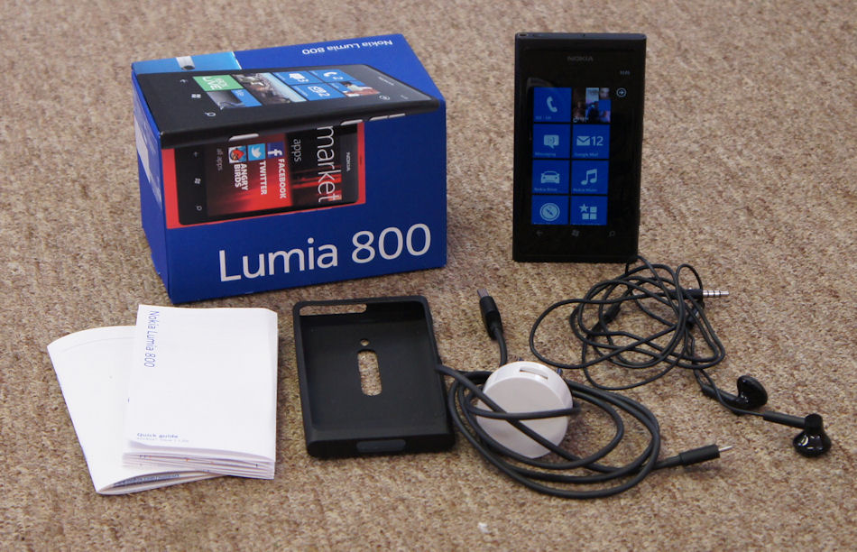 Nokia Lumia 800 box, device and acessories