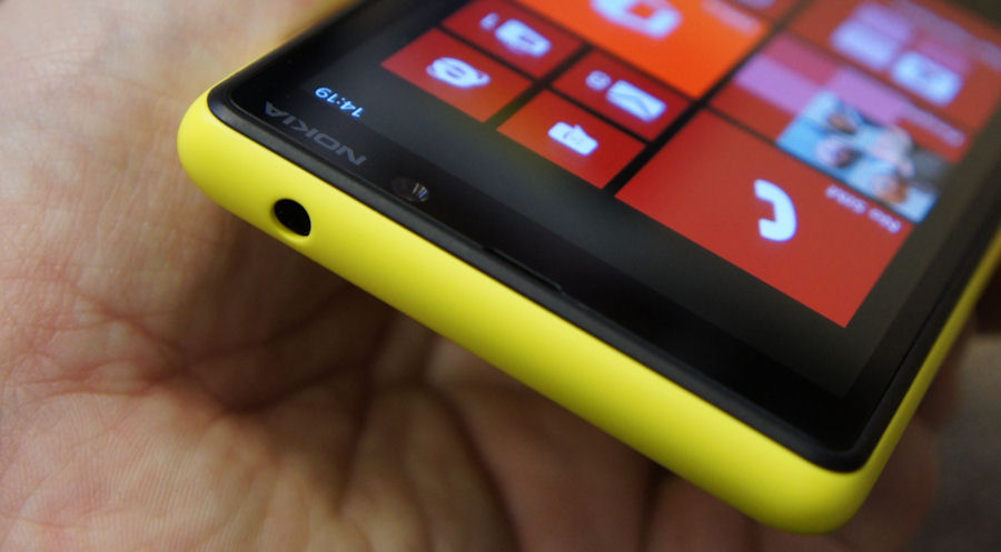 Nokia Lumia 820 top