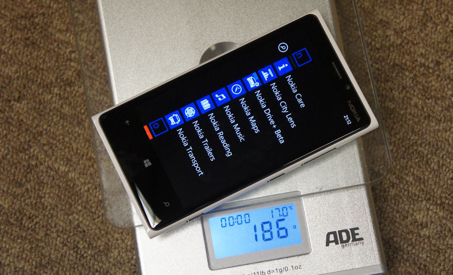 Lumia 920 on the scales